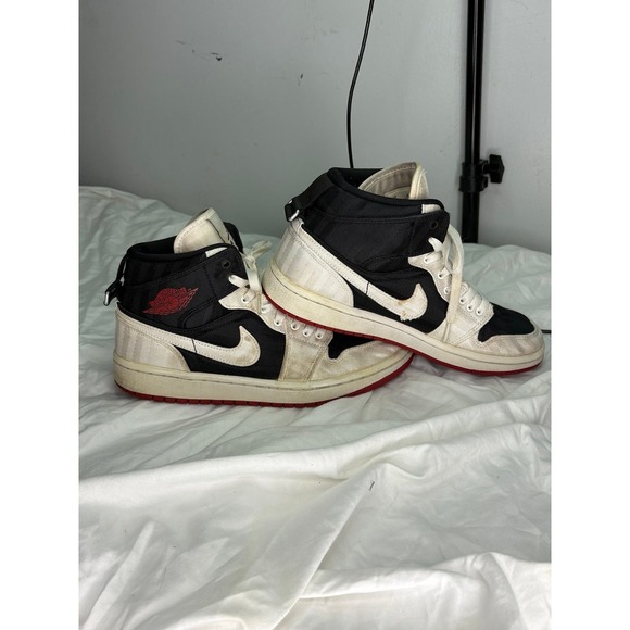 Air Jordan 1 Mid Se "Utility Black White Gym Red" size 8 - Picture 2 of 9